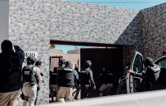 Hallan armas y droga en zona exclusiva de Querétaro