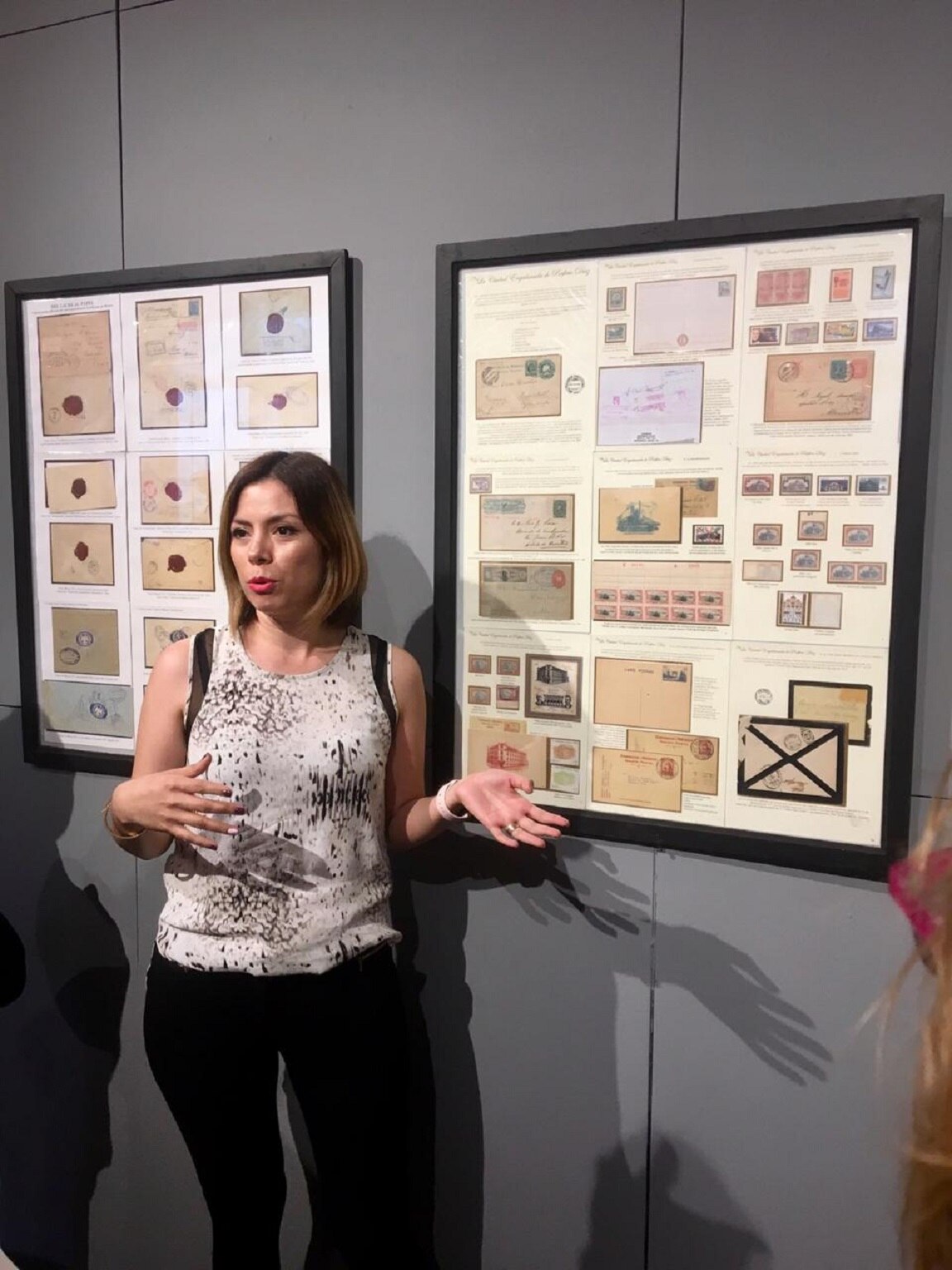 Ya se exhibe la muestra 15 años entre estampillas