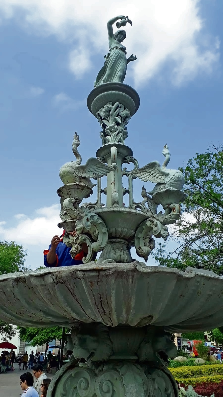 Una artística fuente en el  Jardín Zenea