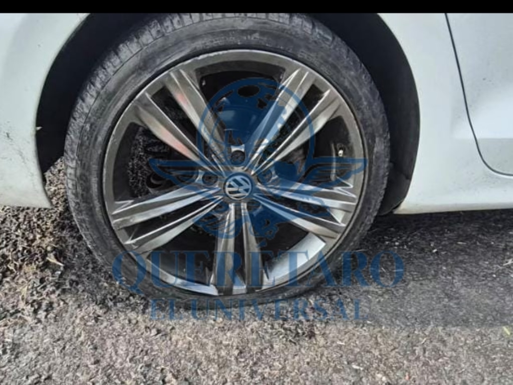 Más de 40 vehículos resultan dañados por enorme bache en la carretera México–Querétaro, a la altura de La Piedad