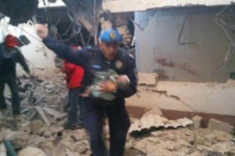 Policía rescata a bebé de escombros de hospital