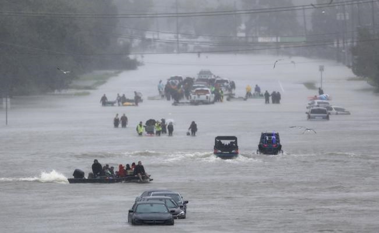 Cierra la mayor refinería de EU debido a inundaciones por "Harvey"