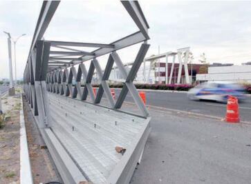 Alertan por obra de puente peatonal