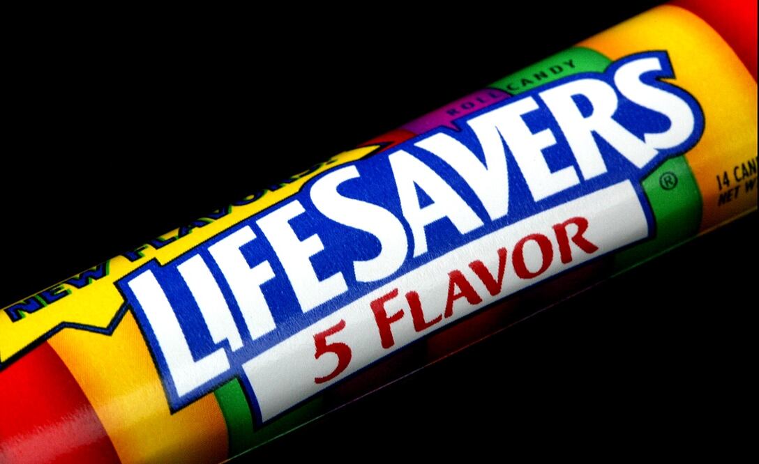 ¡Cuidado! Cofepris alerta de posible contaminación en dulces Skittles, Life Savers y Salvavidas