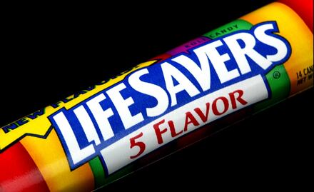 ¡Cuidado! Cofepris alerta de posible contaminación en dulces Skittles, Life Savers y Salvavidas