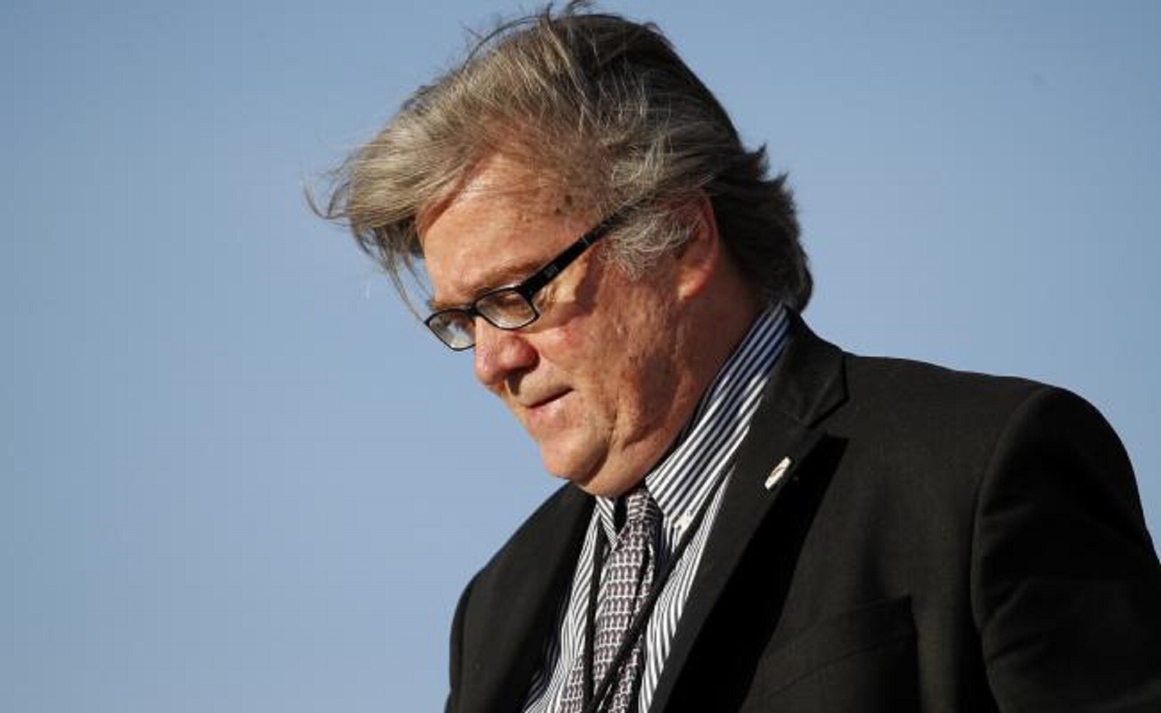Steve Bannon mientras desciende del avión presidencial Air Force One en la Base Andrews de la Fuerza Aérea en Maryland. (AP Foto/Alex Brandon, Archivo)