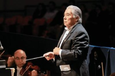 Recibe José G. Flores Medalla Mozart