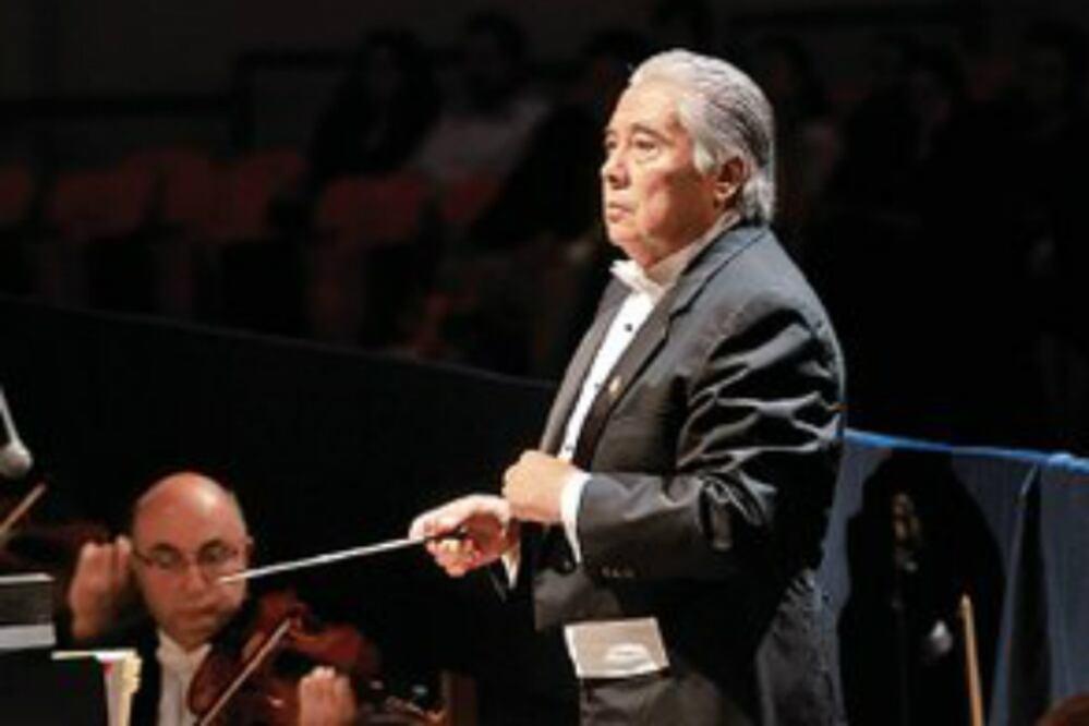 Recibe José G. Flores Medalla Mozart
