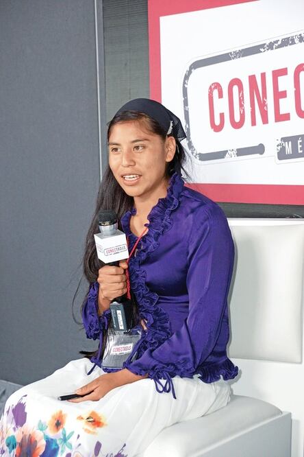 Mujeres conectadas con la tecnología