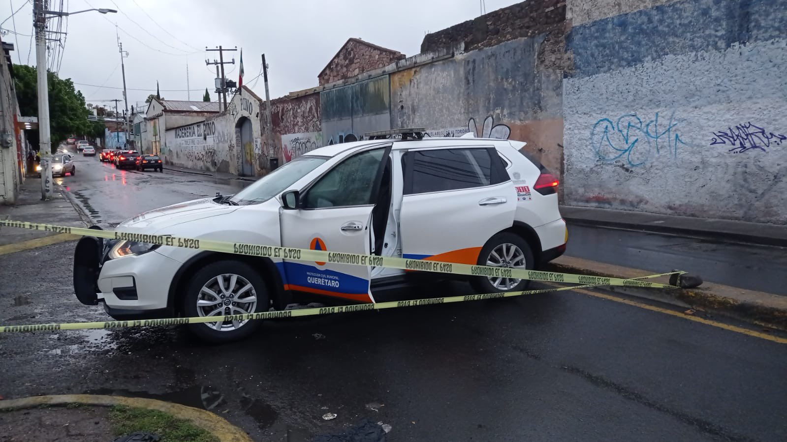 Cierran la avenida Felipe Ángeles por acumulación de agua; toma precauciones