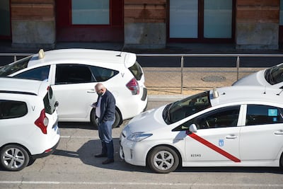 Subsisten taxistas: Covid-19 ahorca al gremio español