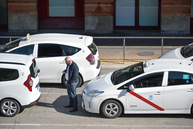 Subsisten taxistas: Covid-19 ahorca al gremio español
