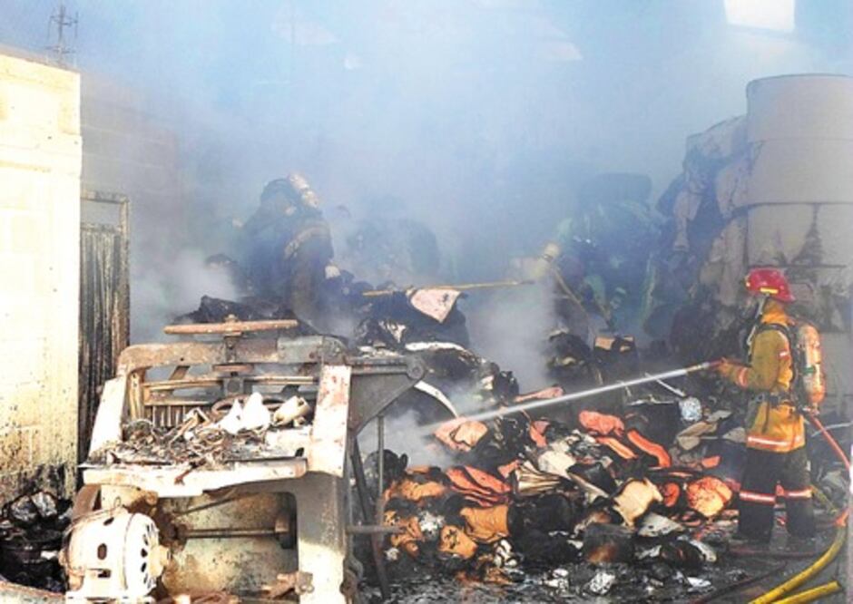 Arden tres bodegas de papel en imprenta