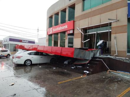 Lluvia encharca la ciudad y tira un espectacular en Querétaro 