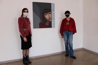 Una mirada y un respiro muy femeninos