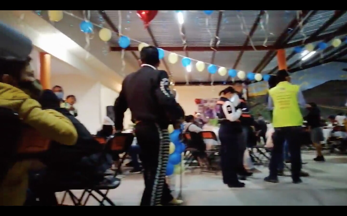 Querétaro en semáforo rojo y los novios invitan a 200 personas a su boda