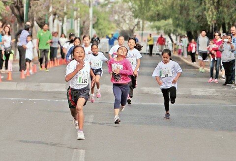 Pequeños corren y celebran su día