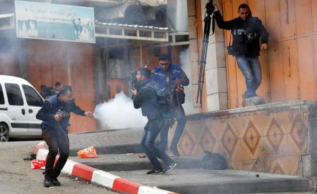 Periodistas trabajan durante los enfrentamientos entre palestinos y policías israelíes en la ciudad cisjordana de Hebrón. (FOTO: EFE/Abed Al Hashlamoun)