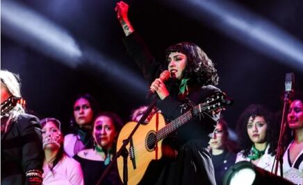 “Al sonoro rugir del amor”; el mensaje Mon Laferte contra violencia de género