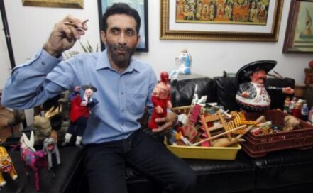 "El niño" con 2,500 juguetes mexicanos