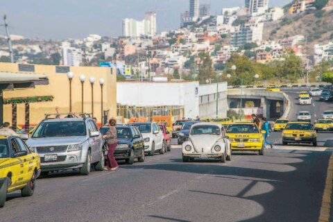 Buscan retirar taxis piratas