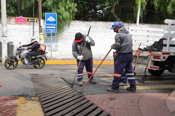 Corregidora retira más de 50 toneladas de basura y azolve de rejillas pluviales