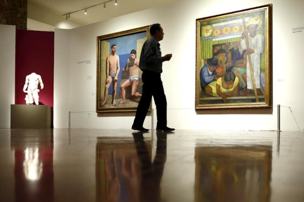 La Flauta de Pan, de Pablo Picasso, y La canoa enflorada, de Diego Rivera, son dos de las obras que mejor expresan la relación de sus pinturas con el arte de antiguas civilizaciones (JOSÉ MÉNDEZ. EFE)