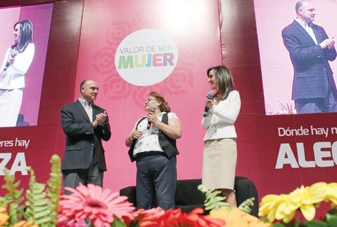 Gobernador convive con trabajadoras