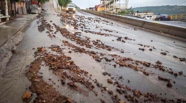 Por la lluvia, se registra deslave en la carretera 200