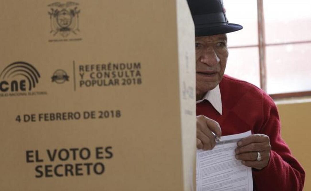 Un hombre vota durante un referendo convocado por el presidente ecuatoriano Lenín Moreno en Quito, Ecuador (Foto: AP)