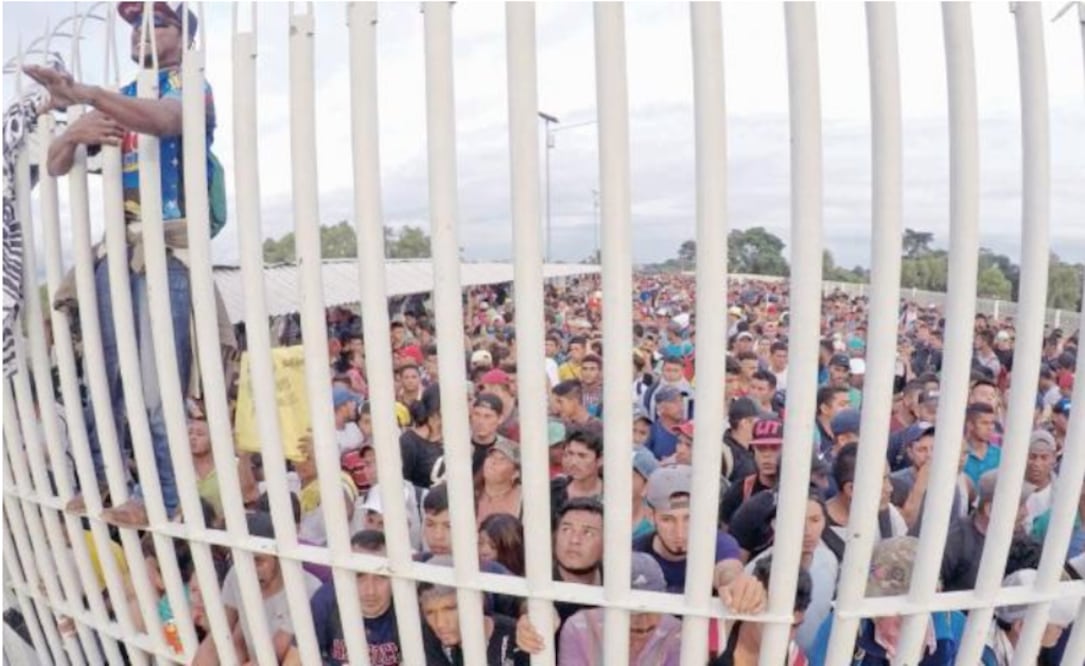 Migrantes hondureños esperaban el viernes el acceso a México, sobre el puente que atraviesa el río Suchiate en la frontera con Guatemala. MARÍA DE LA LUZ ASCENCIO. EFE