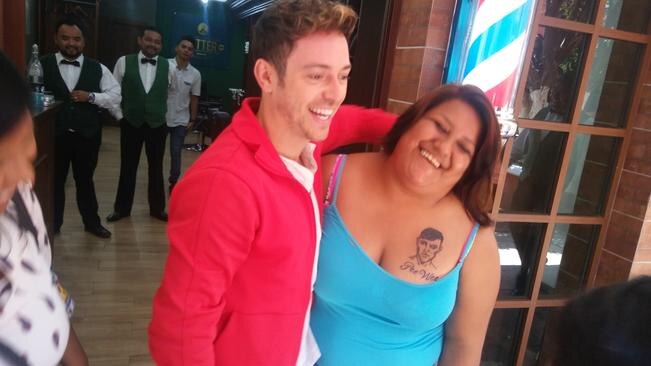 Pee Wee admira su rostro en tatuaje de una seguidora