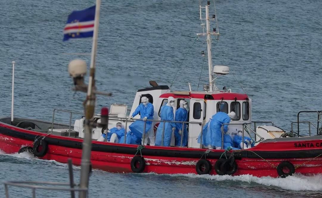 Personal sanitario con equipo de protección llega para evacuar a los pacientes del crucero MV Hondius en un puerto de Praia, Cabo Verde, el miércoles 6 de mayo de 2026. Foto: AP