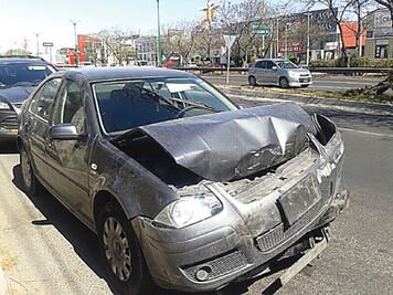 Joven sale lesionado tras chocar su auto