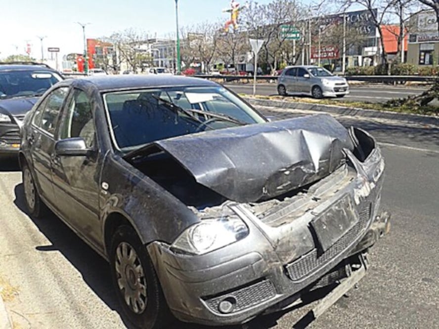 Joven sale lesionado tras chocar su auto