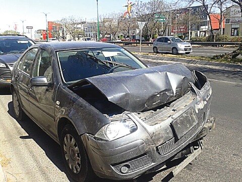 Joven sale lesionado tras chocar su auto