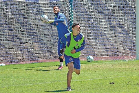 Tena abre las puertas a Marco Fabián para irse