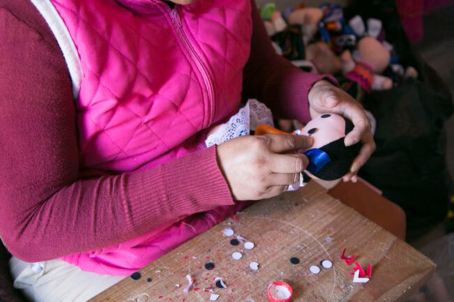 Galardonan a artesanos de muñecas tradicionales