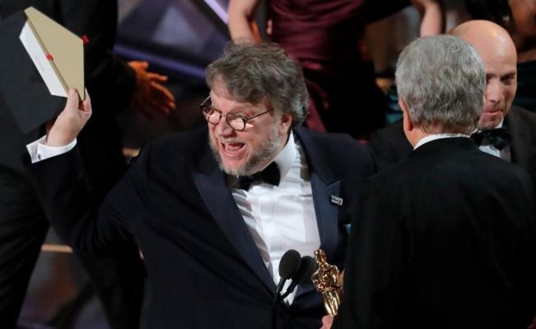 Guillermo del Toro verificó que no hubiera errores en el sobre del Oscar FOTO: REUTERS