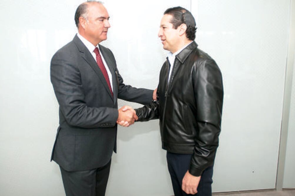 Hace partícipe a Domínguez en decisiones