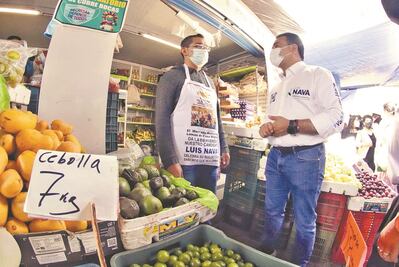 Promete Nava ampliar transporte escolar gratuito