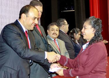  Benefician  a más de dos mil estudiantes con becas