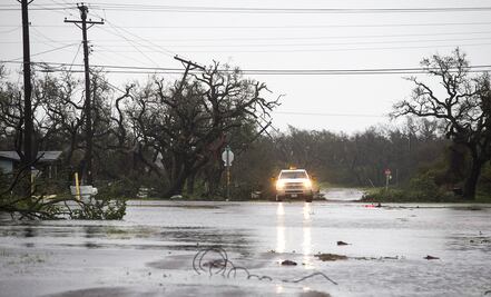 "Harvey" es rebajado a tormenta tropical mientras avanza en Texas