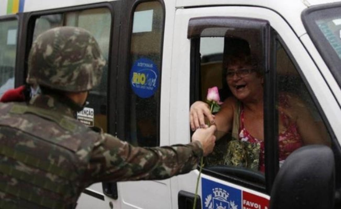 Las 8 mil flores que los soldados entregaron hoy en la favela fueron donadas por un empresario que pidió anonimato (Foto: O Globo / Brasil / GDA)