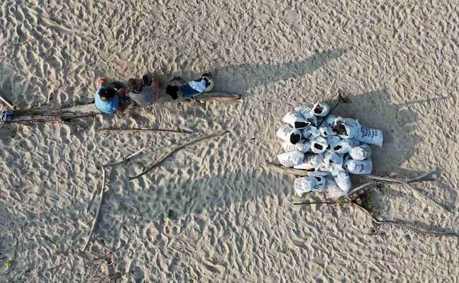 Pemex admite que fuga en ducto causó derrame; funcionarios ocultaron información y fueron cesados