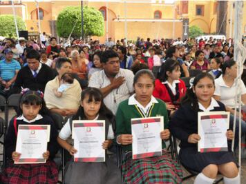  Entregan becas a nivel básico  en San Juan