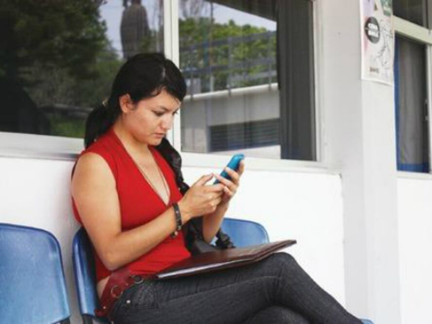 UAQ construye teléfono inteligente 