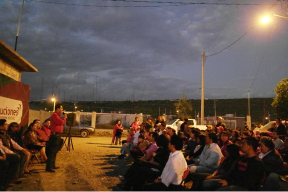 Entregan obras de electrificación