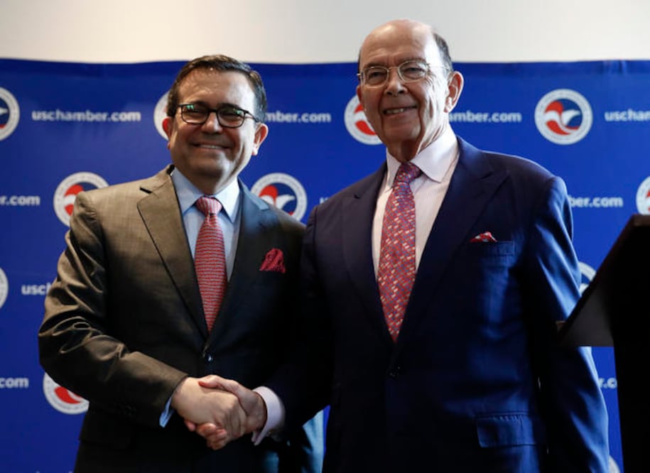 El secretario de Economía, Ildefonso Guajardo, y el titular de Comercio estadounidense, Wilbur Ross, dieron a conocer los convenios alcanzados en el acuerdo azucarero; se prevé que en unos días se redacte el texto final. (CAROLYN KASTER. A)