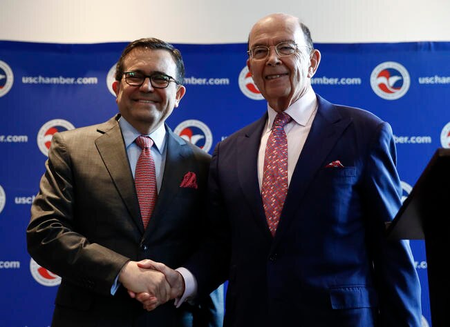 El secretario de Economía, Ildefonso Guajardo, y el titular de Comercio estadounidense, Wilbur Ross, dieron a conocer los convenios alcanzados en el acuerdo azucarero; se prevé que en unos días se redacte el texto final. (CAROLYN KASTER. A)